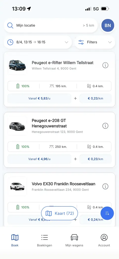 Scherm van de BattMobility-app met een lijst van beschikbare wagens, elk met batterijpercentage, bereik en prijs per uur en per kilometer