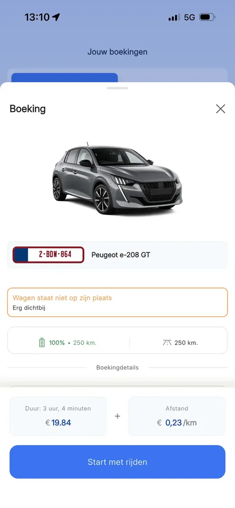 Scherm van een actieve boeking met batterijstatus, bereik en de knop Start met rijden